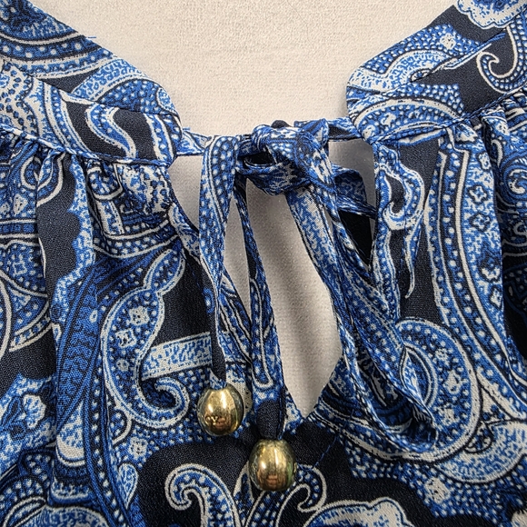 Juicy Couture Blue Paisley Sleeveless Blouse Tie Neck High Low Hem Size Large - Picture 3 of 8